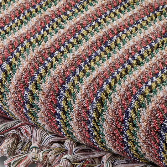 Detailaufnahme Badetuch Basak aus 100 % Baumwolle in Grün und Bordeaux mit feinem Streifenmuster, 180 × 100 cm