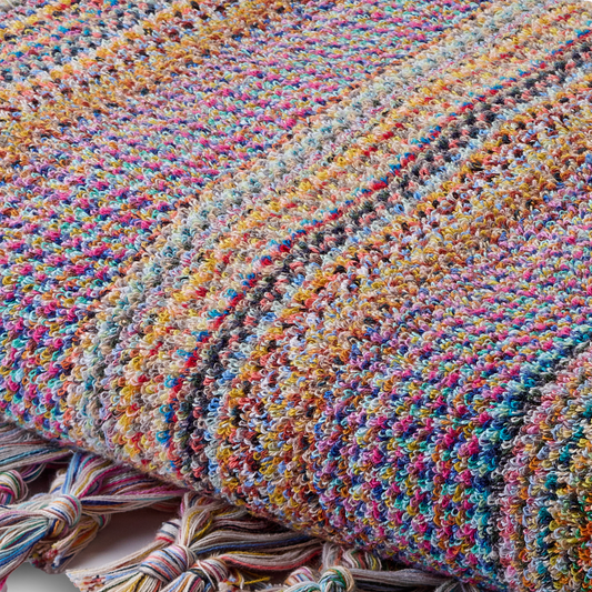 Detailaufnahme Badetuch Yaz aus 100 % Baumwolle in Pastell mit mehrfarbigem Streifenmuster, 180 × 100 cm