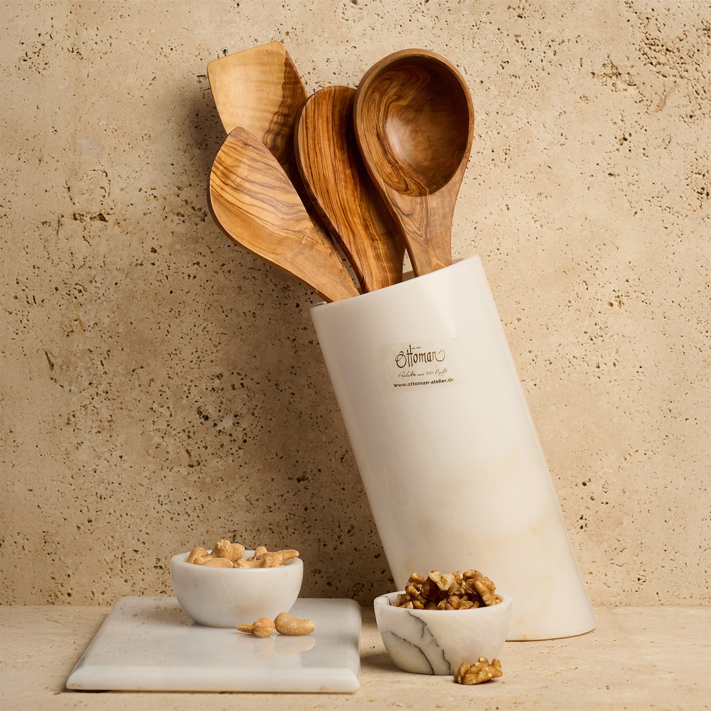 Olivenholzkochlöffel in einem Küchenutensilienhalter aus Mamor