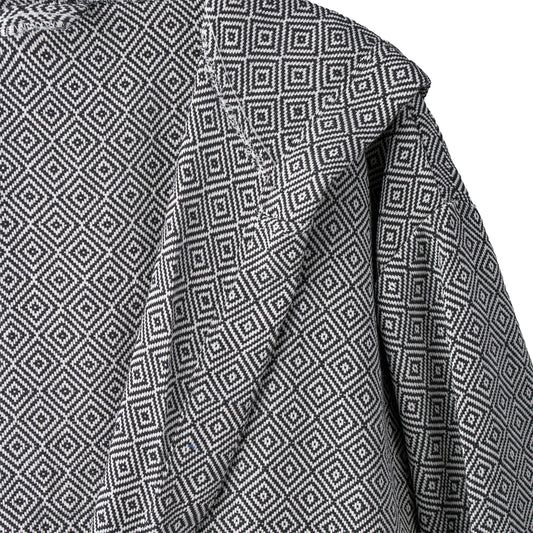 Detailansicht des Rautenmusters des Bademantels aus 100 % Baumwolle in Schwarz