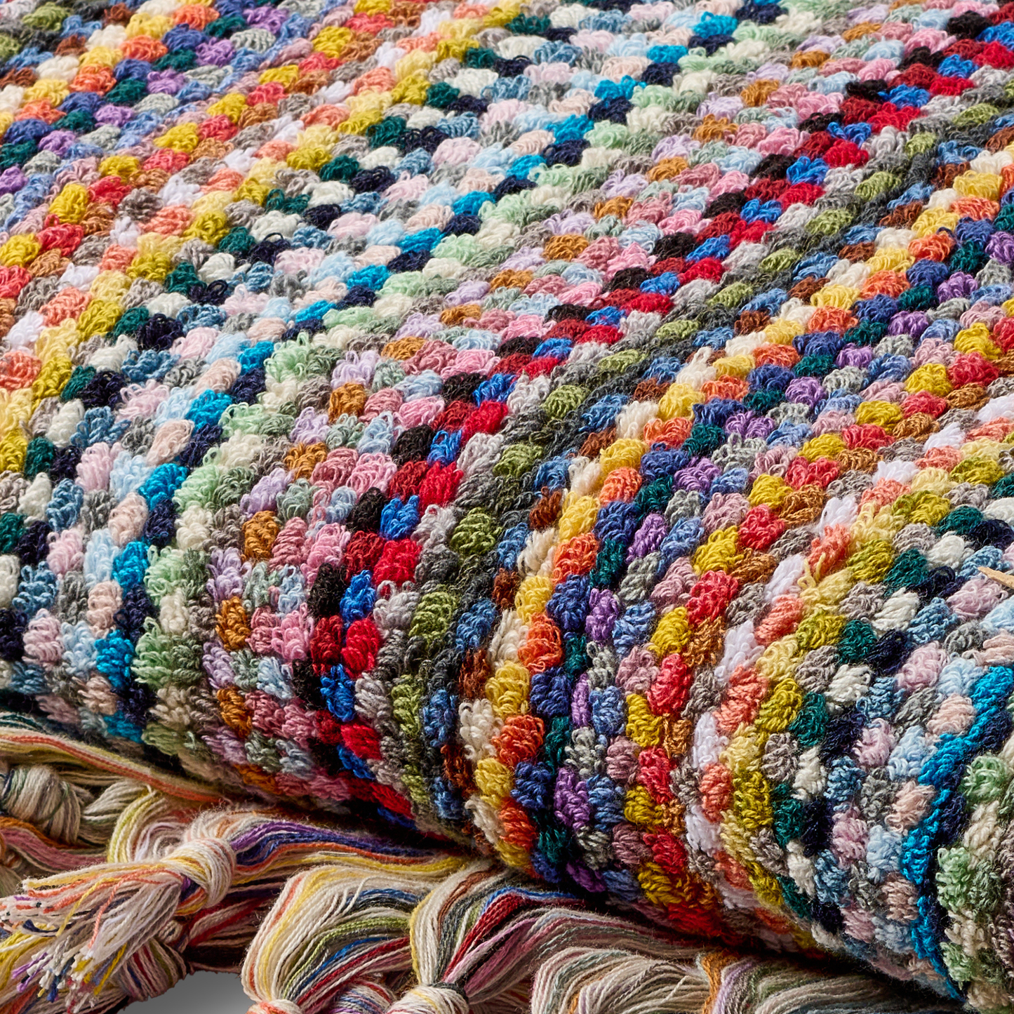 Detailaufnahme Badetuch Saray aus 100 % Baumwolle mit buntem Streifenmuster, 180 × 100 cm