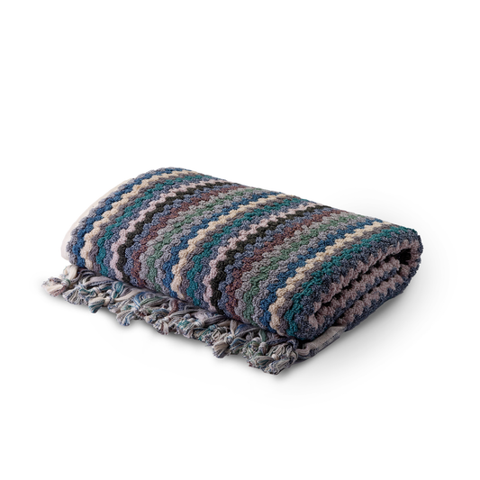 Badetuch Deniz aus 100 % Baumwolle in Blau und Grau mit breitem Streifenmuster, 180 × 100 cm