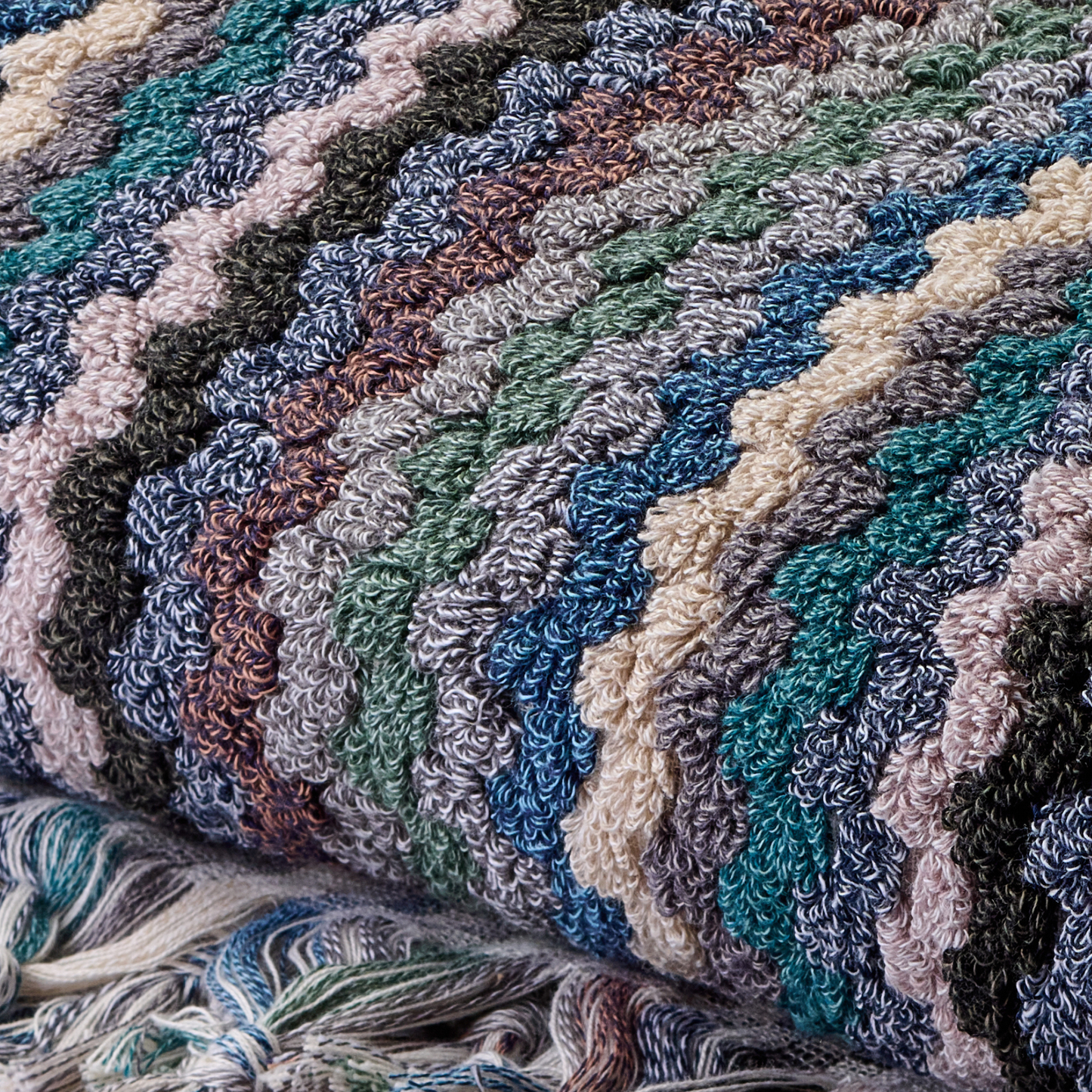 Detailaufnahme Badetuch Deniz aus 100 % Baumwolle in Blau und Grau mit breitem Streifenmuster, 180 × 100 cm
