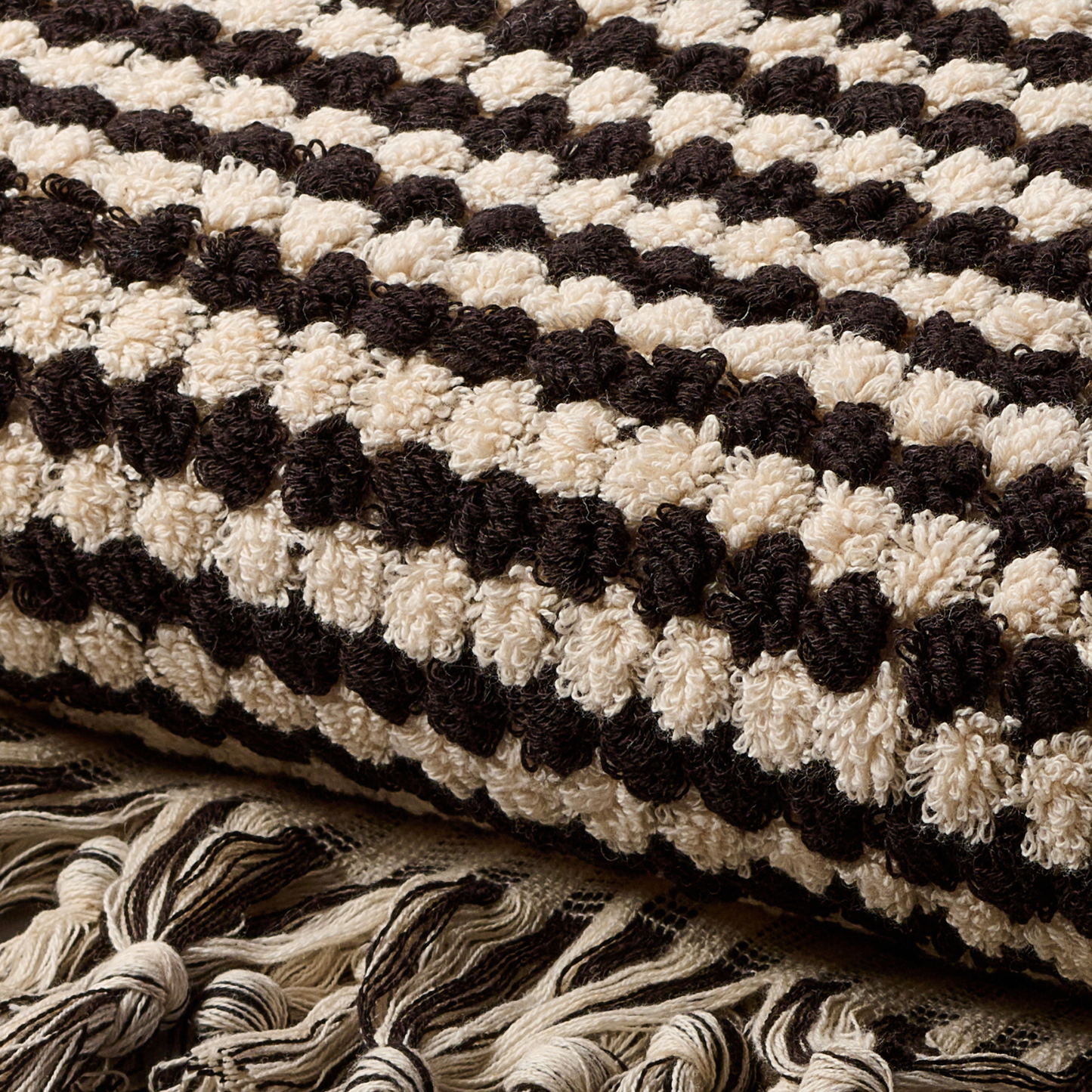 Detailaufnahme Badetuch Domino aus 100 % Baumwolle in Braun-Schwarz mit kontrastreichem Streifenmuster, 180 × 100 cm