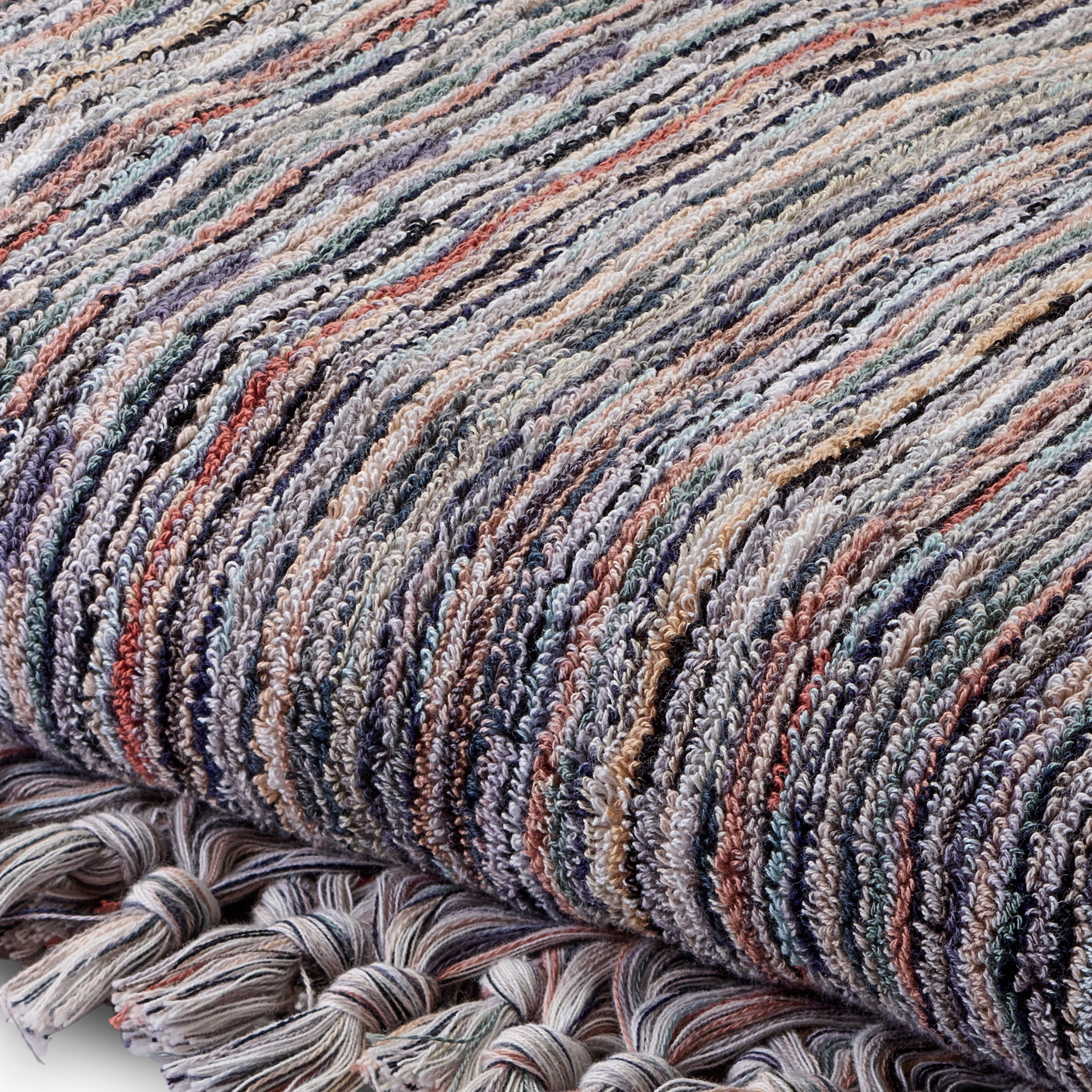 Detailaufnahme Badetuch Gece aus 100 % Baumwolle in dunkler Mehrfarboptik mit schlichtem Melange-Muster, 180 × 100 cm