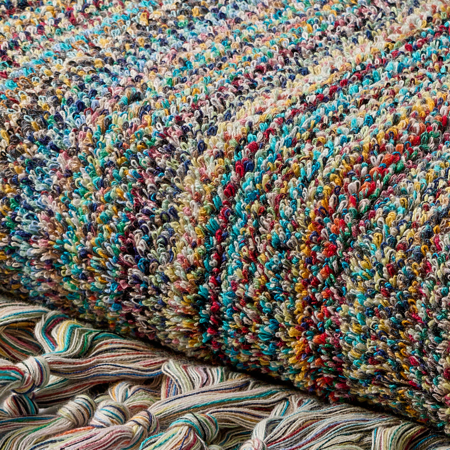 Detailaufnahme Badetuch Mihrap aus 100 % Baumwolle in Türkis mit feinem bunten Streifenmuster, 180 × 100 cm