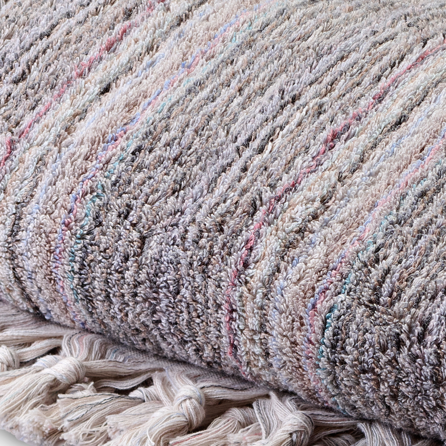 Detailaufnahme Badetuch Nil aus 100 % Baumwolle in Grau-Bunt mit feiner Melange-Struktur, 180 × 100 cm