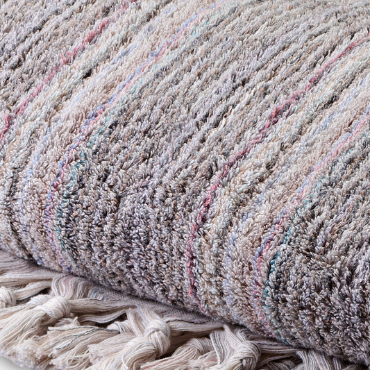 Detailaufnahme Badetuch Nil aus 100 % Baumwolle in Grau-Bunt mit feiner Melange-Struktur, 180 × 100 cm