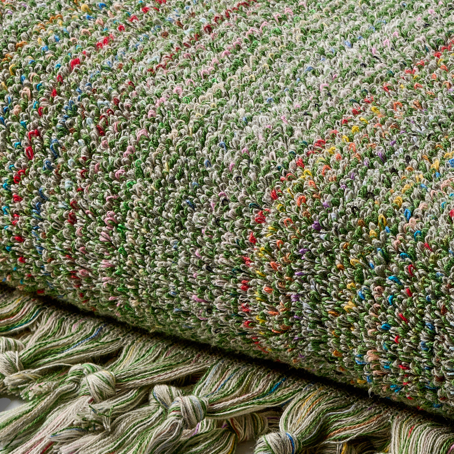 Detailaufnahme Badetuch Sinop aus 100 % Baumwolle in Olivgrün mit feinem Melange-Muster, 180 × 100 cm