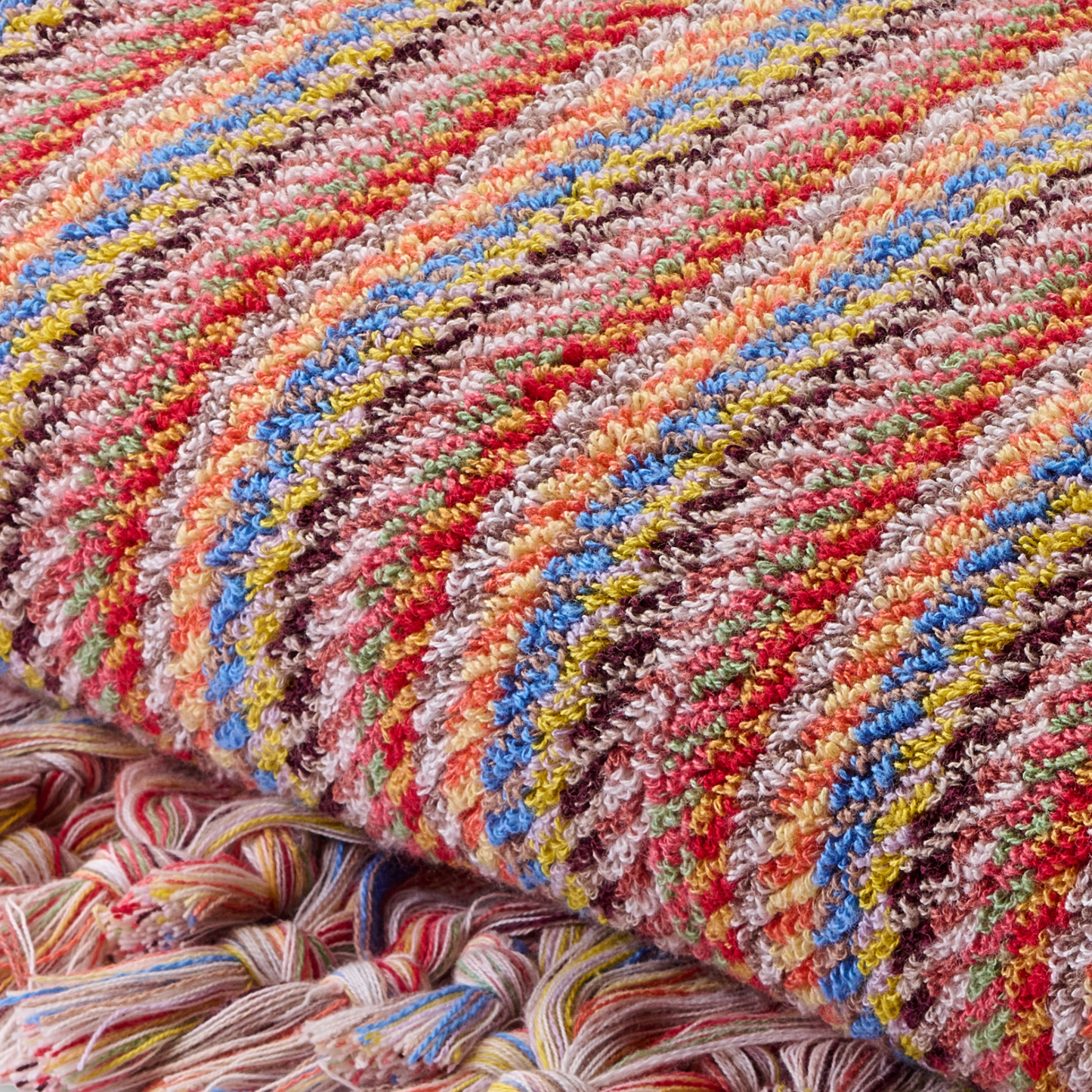 Detailaufnahme Badetuch Sonbahar aus 100 % Baumwolle in Orange, Rosa, Rot und Blau mit mehrfarbigem Streifenmuster, 180 × 100 cm