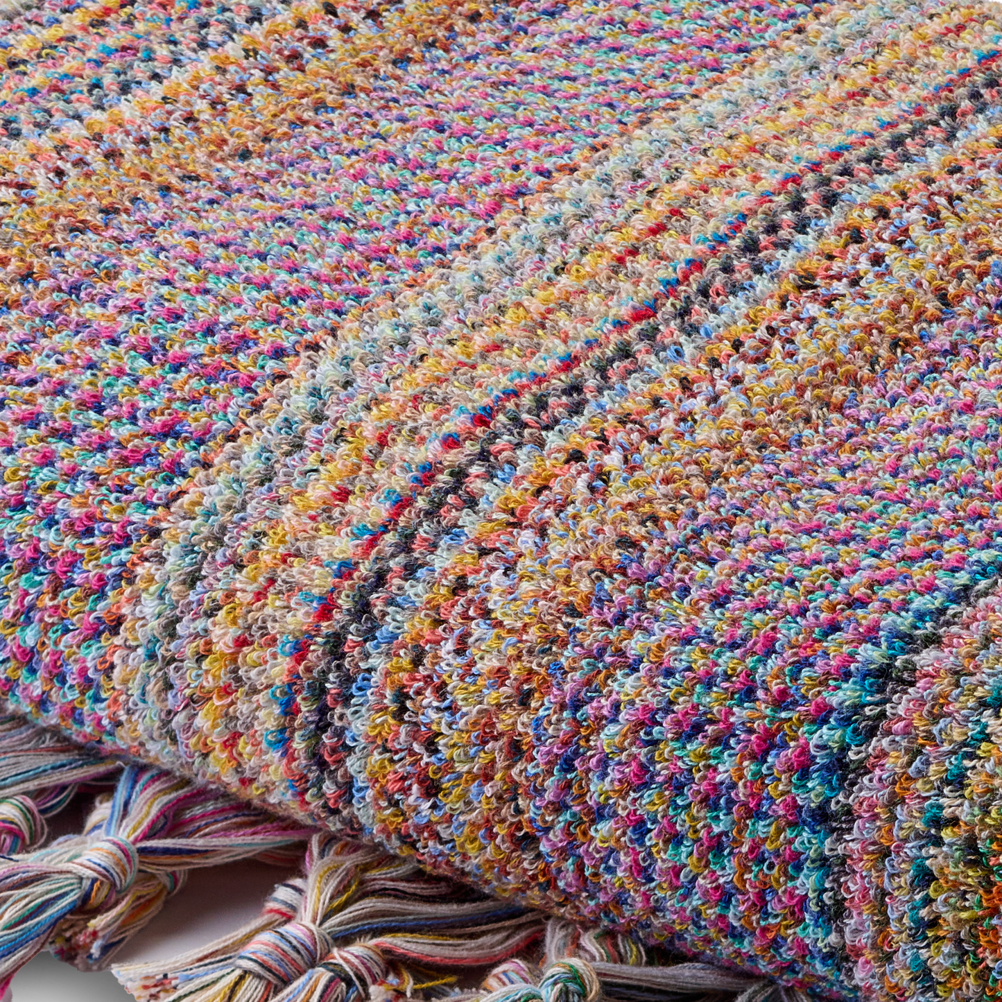 Detailaufnahme Badetuch Yaz aus 100 % Baumwolle in Pastell mit mehrfarbigem Streifenmuster, 180 × 100 cm
