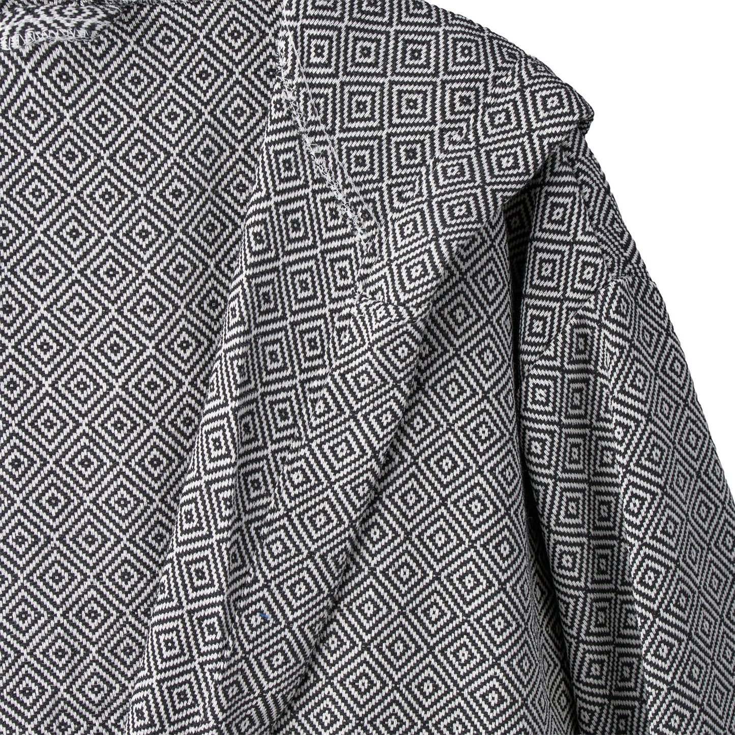 Detailansicht des Rautenmusters des Bademantels aus 100 % Baumwolle in Schwarz
