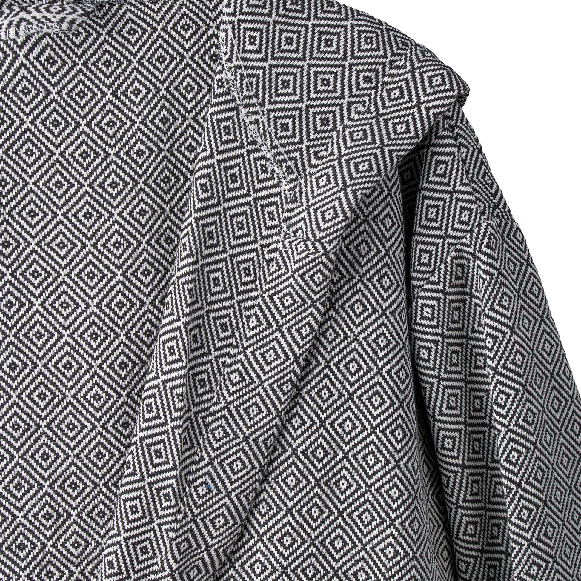 Detailansicht des Rautenmusters des Bademantels aus 100 % Baumwolle in Schwarz