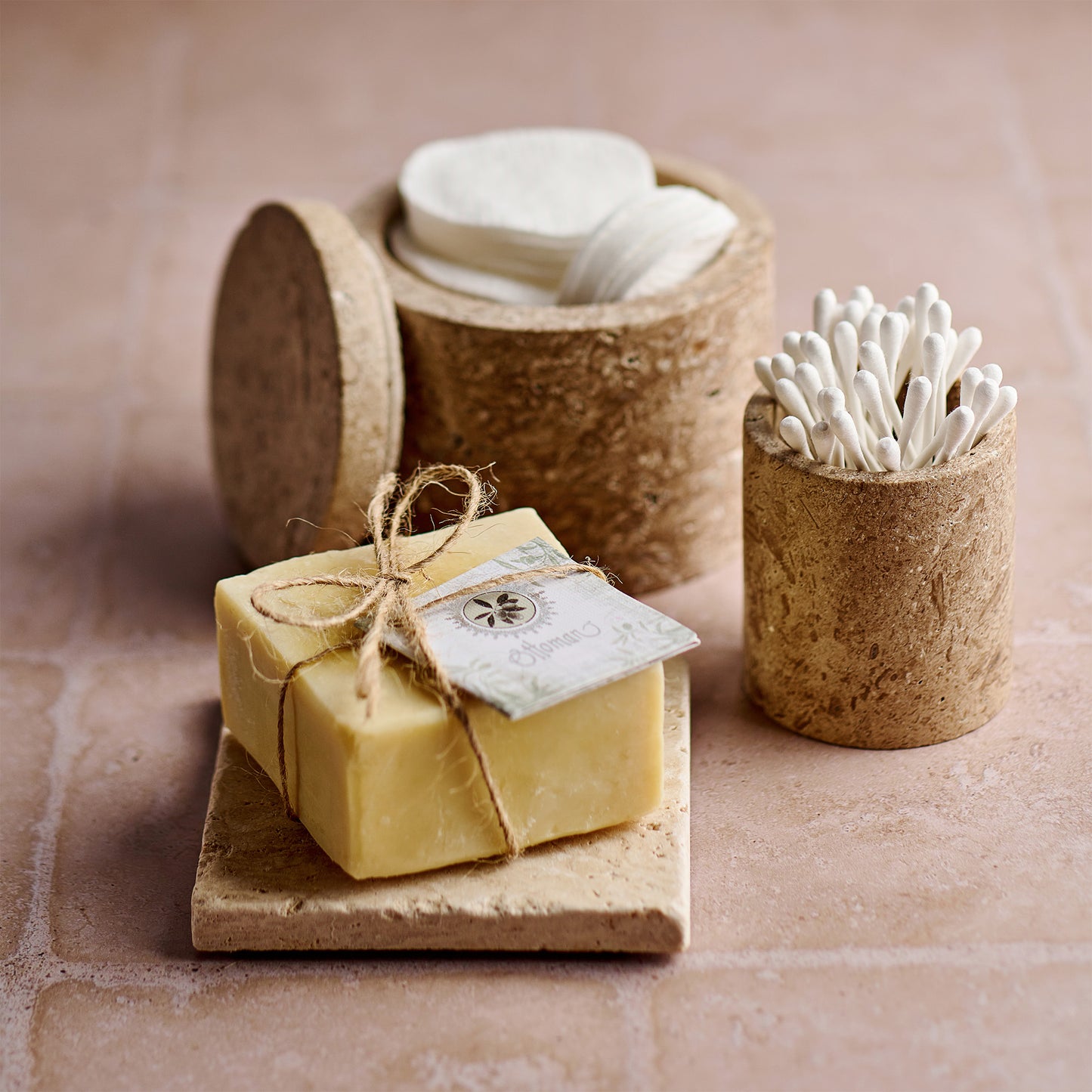 Quadratische Travertin-Ablage mit Seife und Badaccessoires