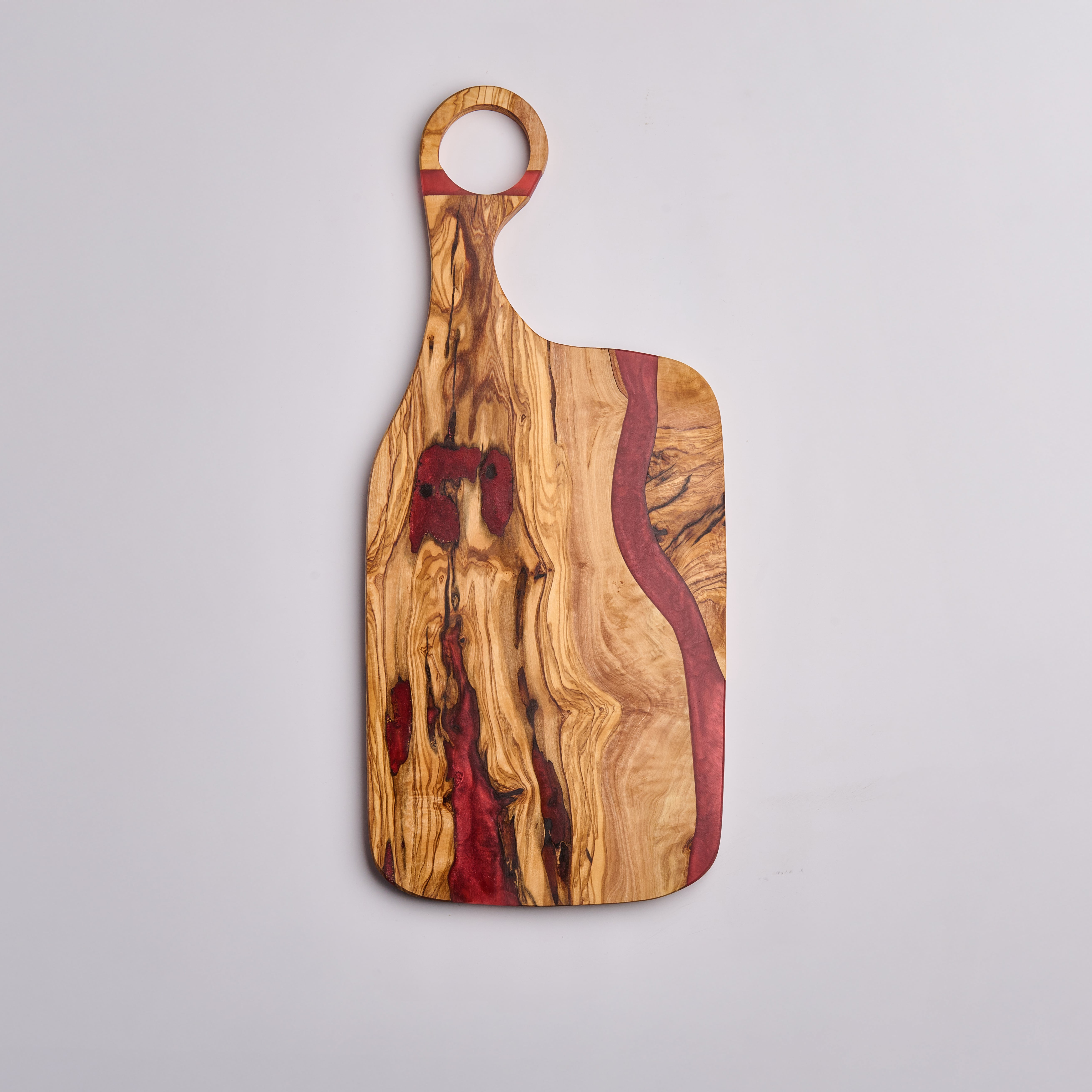 Olivenholzbrett mit Epoxidharz und Lochgriff Rot -  50x22